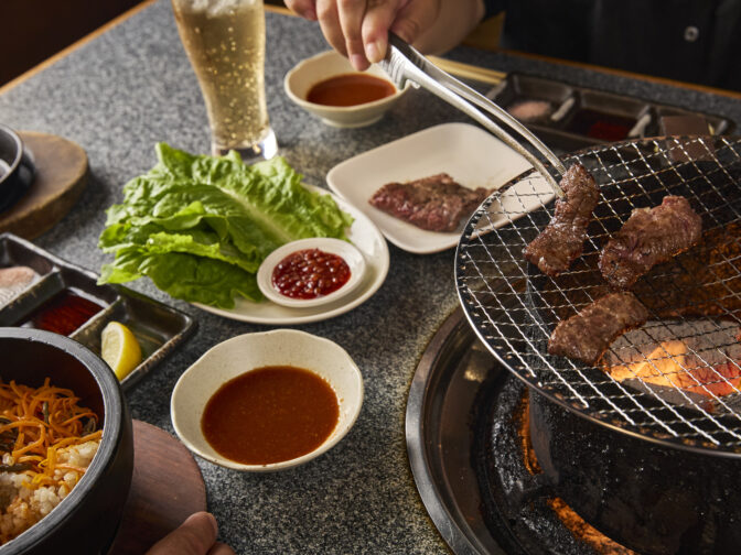 誕生日や記念日、デートといった特別な日のディナー、飲み会・宴会など大勢でのお集まりに人気の〝体験型焼肉〟