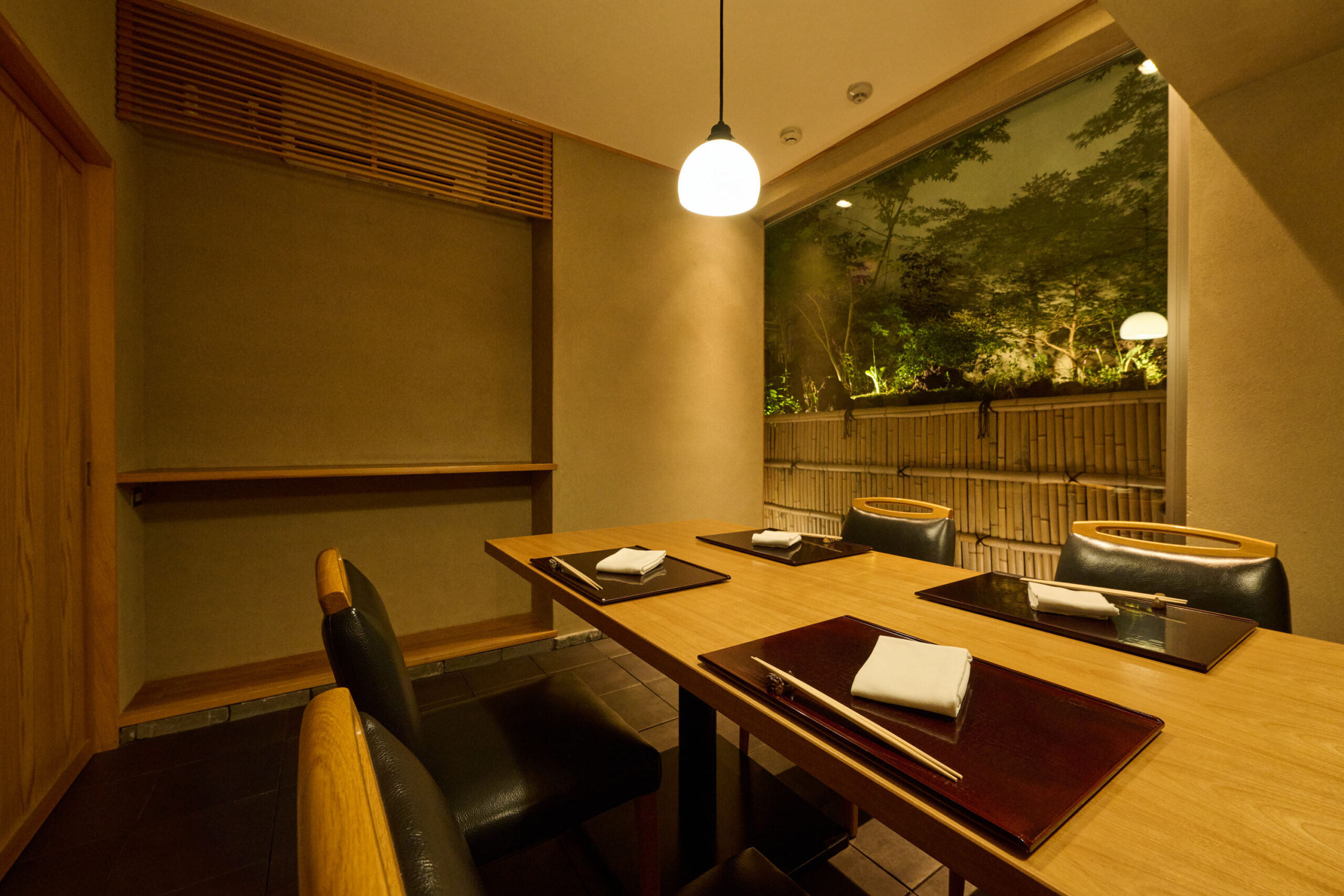 色合いや照明など随所に工夫を凝らした純和風の個室は庭の景色を眺められるのも魅力