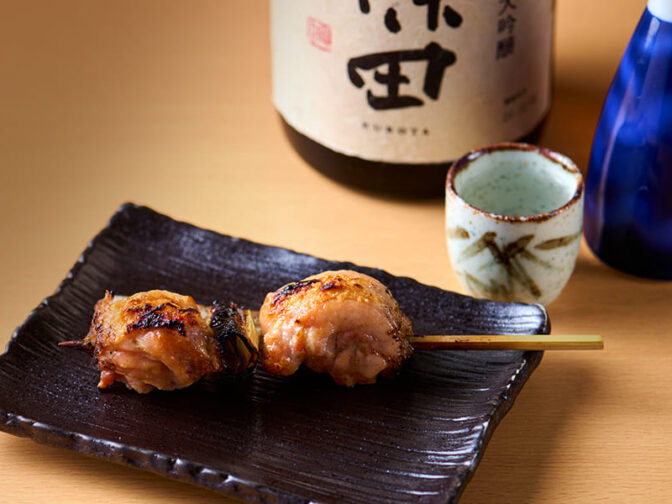 写真：名物のジャンボ焼鳥と黄身付きつくね