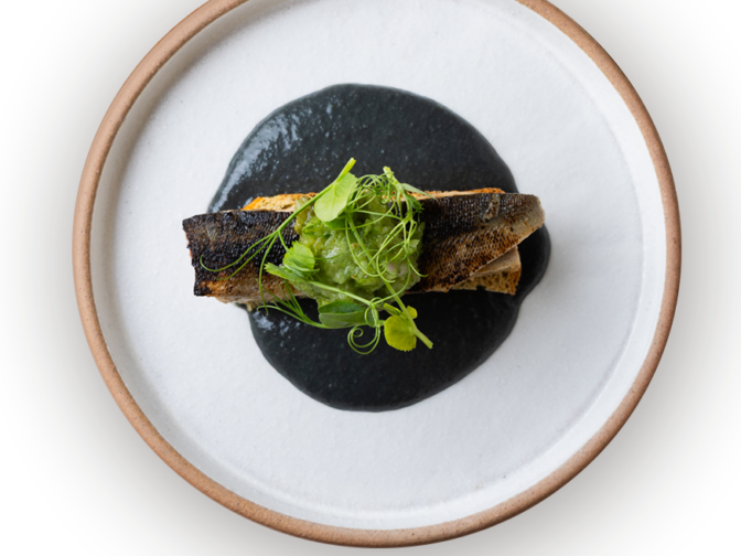 写真：繊細な盛り付けが美しい魚料理のイメージ