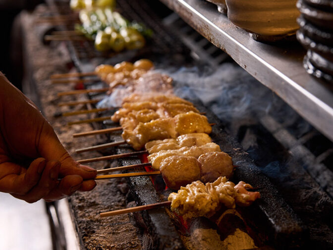 写真：炭火で丁寧に焼き上げられる焼鳥の調理風景