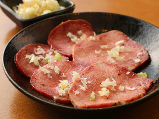 写真：赤身とホルモンの盛り合わせ