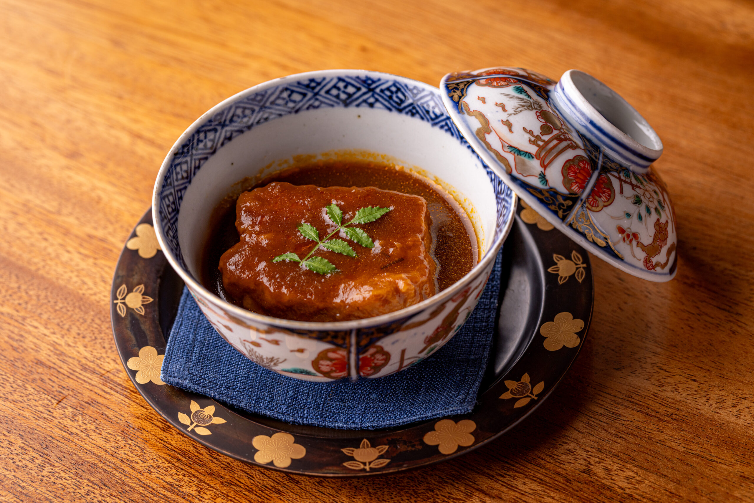 ミシュラン・ビブグルマンに選出された実績を礎に、自由な発想で独自スタイルを築き上げた創作和食