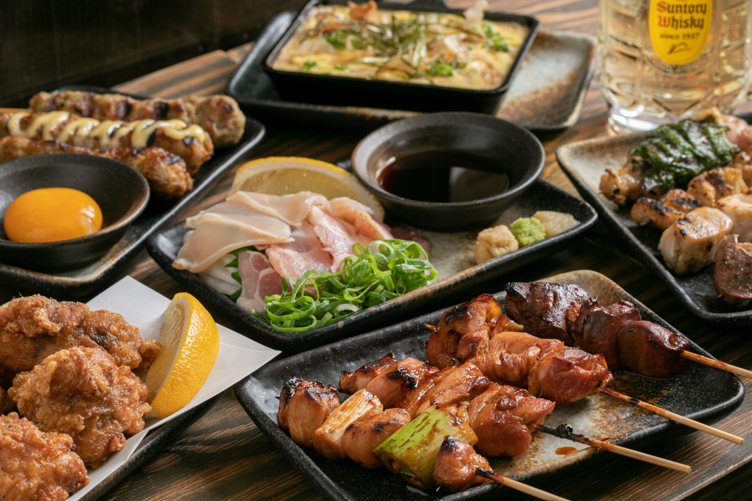 寝屋川市・香里園駅周辺の焼き鳥居酒屋「炭火やきとりと特製もつ鍋のお店 さわだや」の口コミレポート。生つくねの炭火焼きや大ぶりの国産牛もつで作るもつ鍋が人気