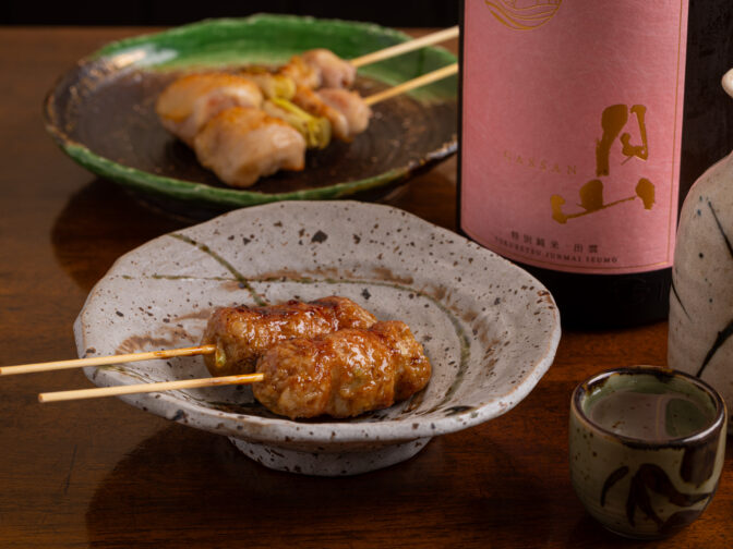 紀州備長炭の炭火で芳ばしく仕上げる焼き鳥や鶏料理が名物の居酒屋