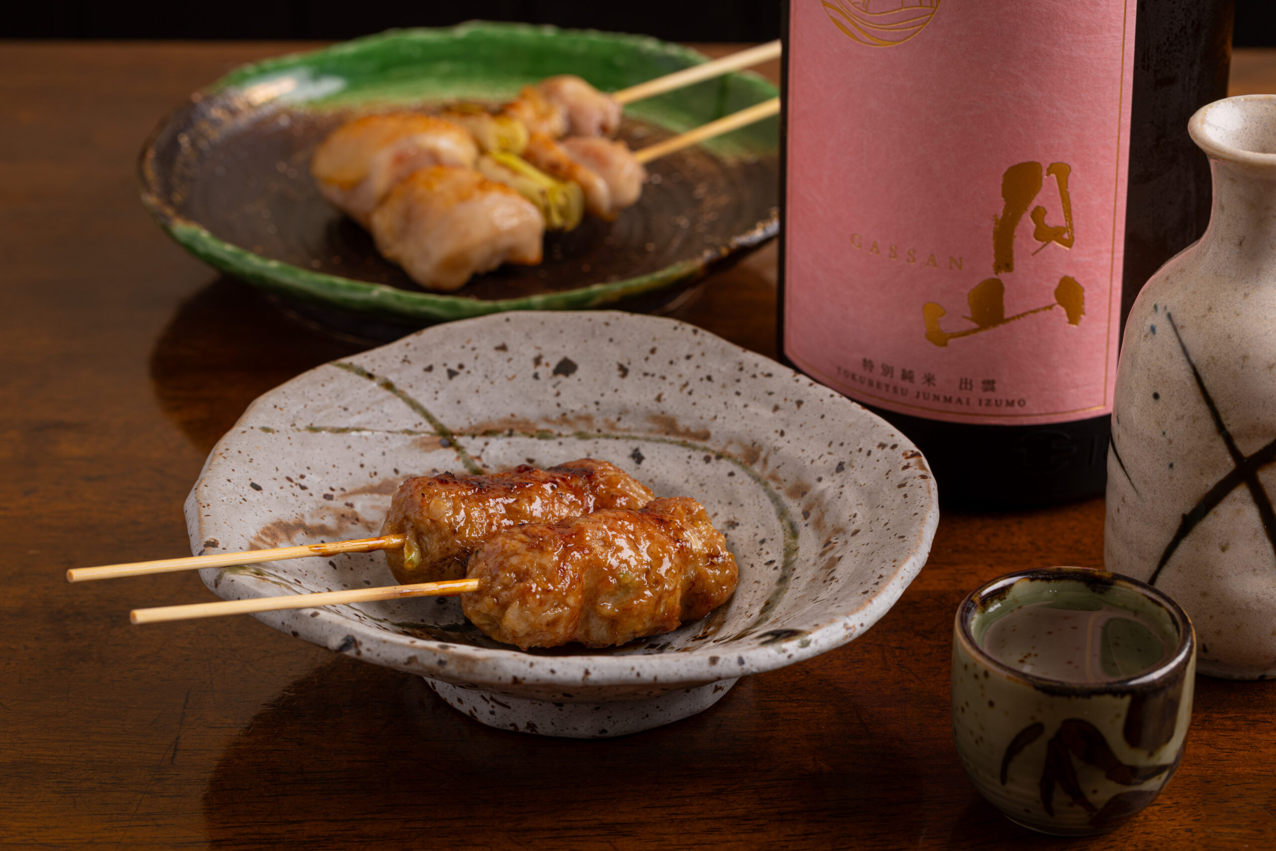 大阪市・天満橋駅近くの居酒屋「炭火焼料理 和元」の口コミレポート。奈良県産地鶏〝大和肉鶏〟を用いて紀州備長炭で芳ばしく仕上げる焼き鳥や鶏料理がおすすめ