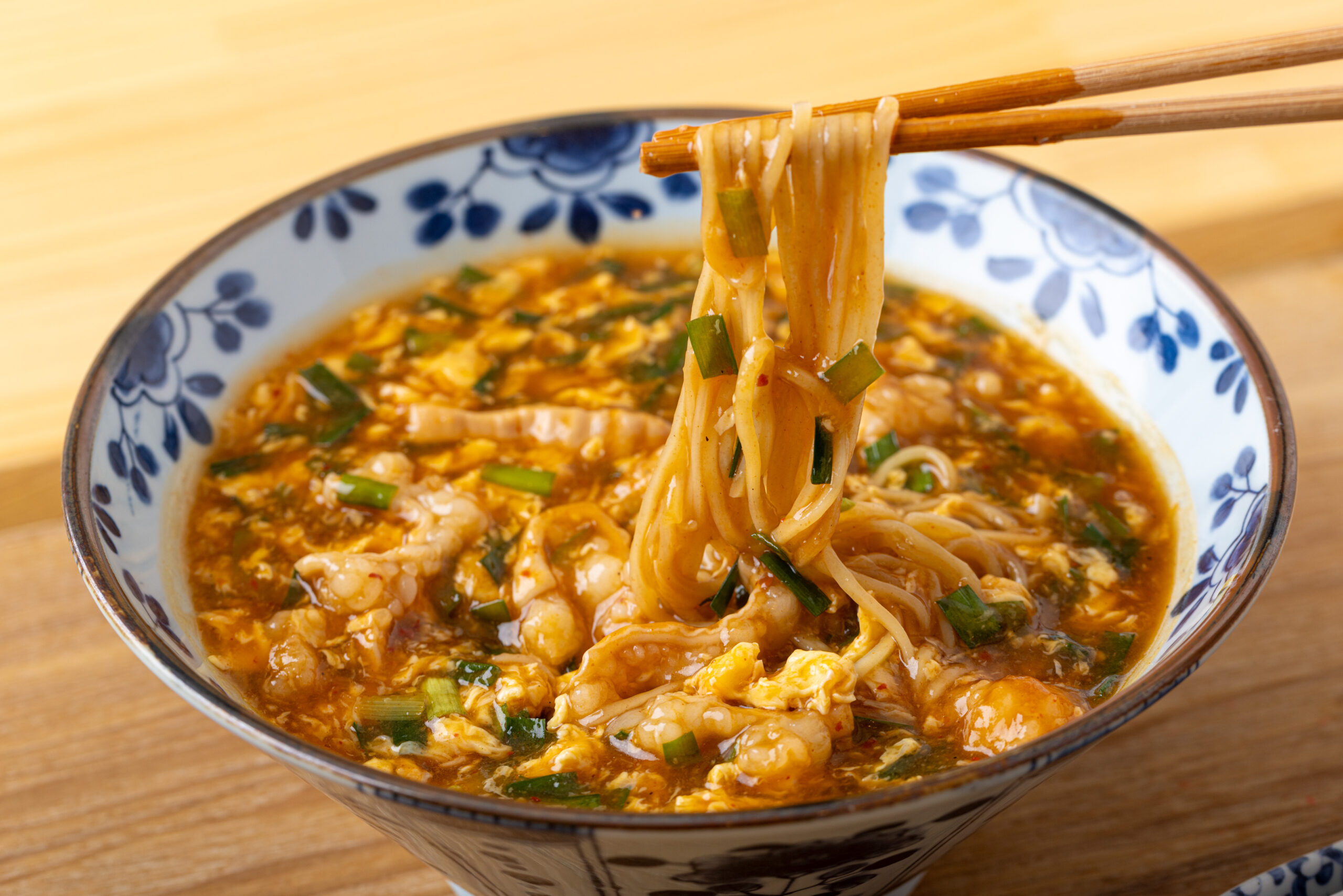 たっぷりのホルモンの旨味が溶け込んだ餡状のスープをコシのある特製細麺に絡めたスタミナ満点の「JUNK麺」