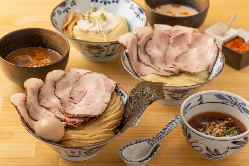 西宮市・甲東園駅周辺「つけ麺しんば」の口コミレポート。国産小麦粉の自家製麺で作る〝濃厚〟〝淡麗〟〝担々〟つけ麺や新感覚〝JUNK麺〟が人気のラーメン屋