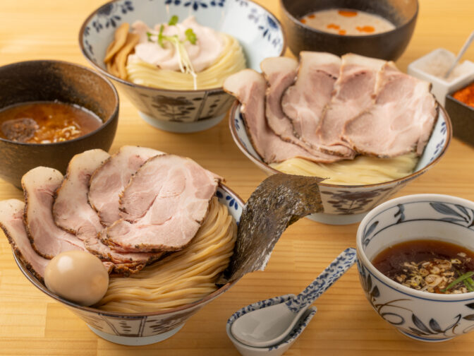 メニューごとに毎朝仕込むスープとそれぞれの個性に合わせて太さや形を変えた自家製麺で作る名物のつけ麺