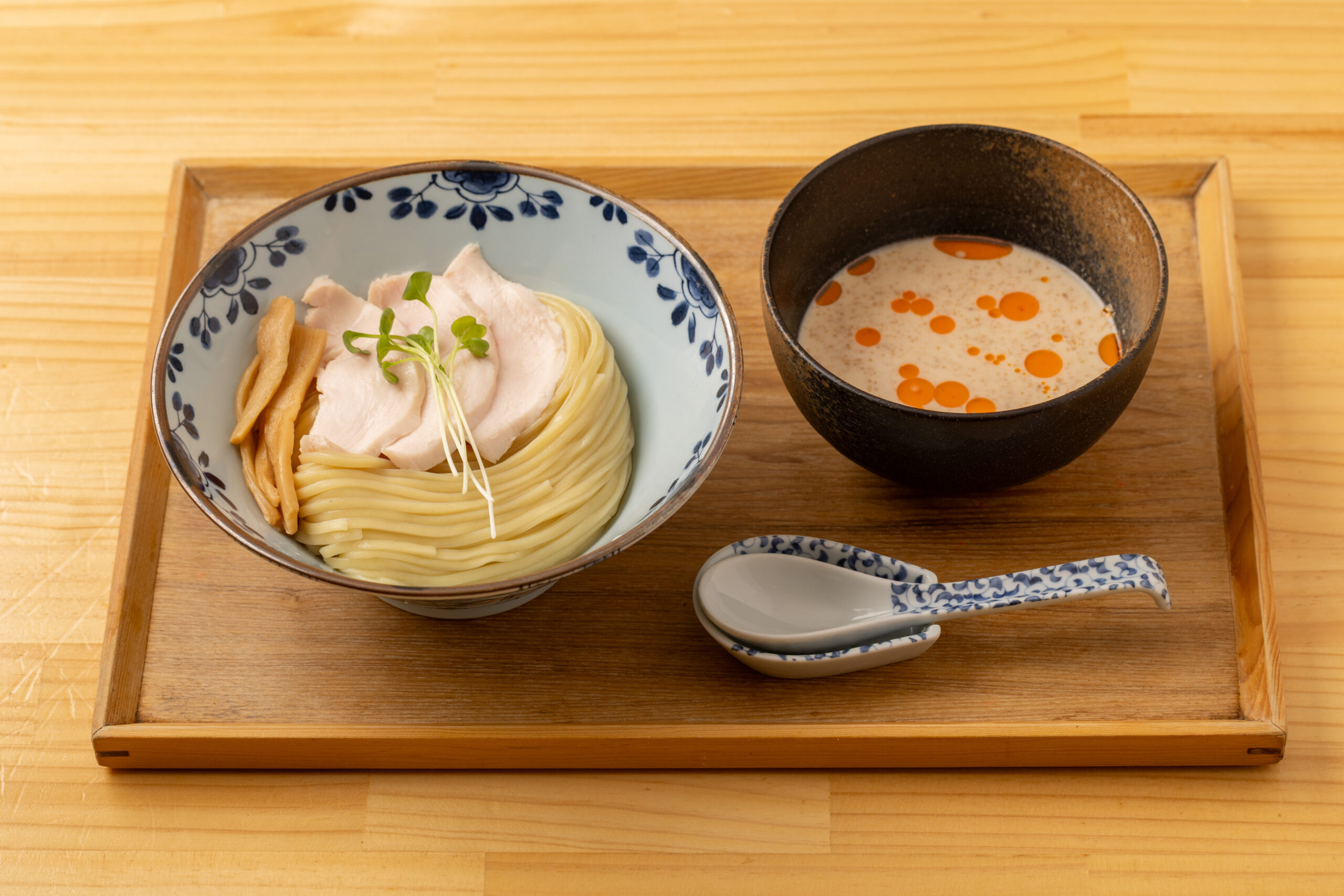 モチモチした平麺に辛味と酸味がアクセントのゴマ香る濃厚な冷製スープがマッチした「担々つけ麺」