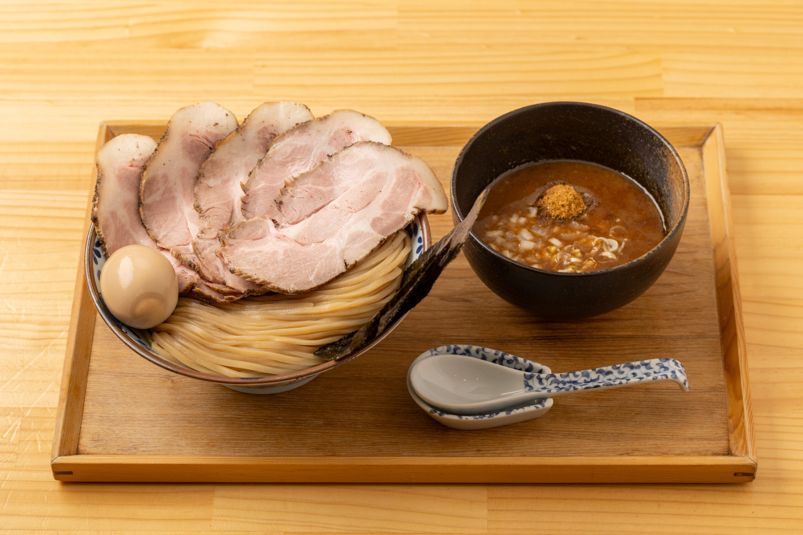 豚骨スープに鰹・鯖の魚介出汁を合わせたスープの濃度に負けない角の立った太麺を使用した人気の「濃厚つけ麺」