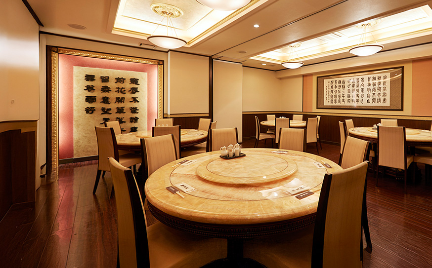 個室完備、高級感ある店内