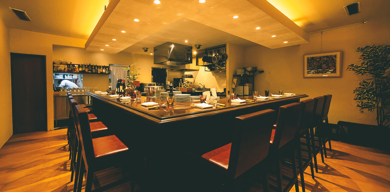 シェフが目の前で料理を仕上げるライブ感を楽しめるカウンター席