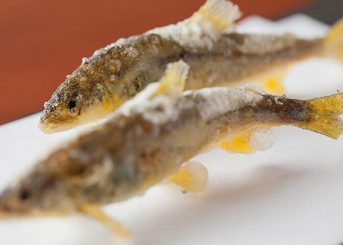 用いる素材によって油の温度を整え、 薄く衣をまとわせた美味しい天ぷら