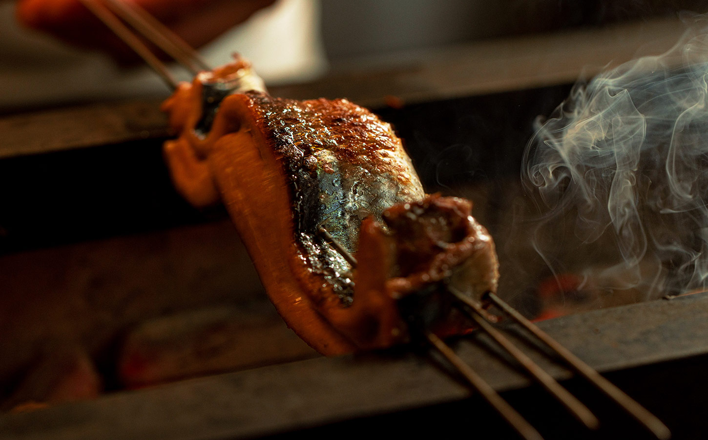 素材本来の旨味を引き出す炭火焼き料理