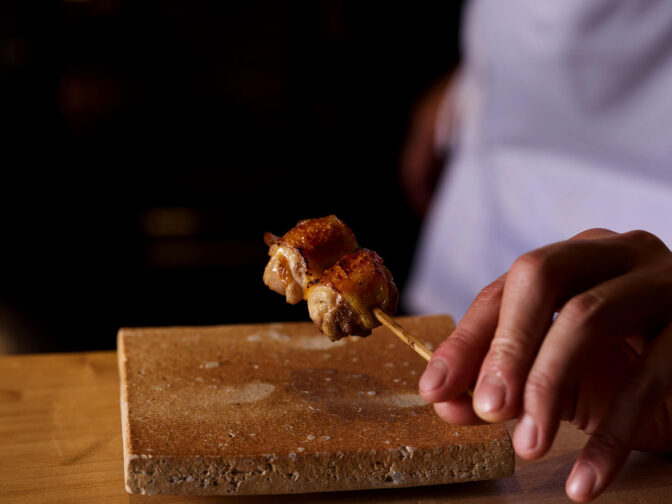 写真：紀州備長炭で丁寧に焼き上げられる至高の焼鳥