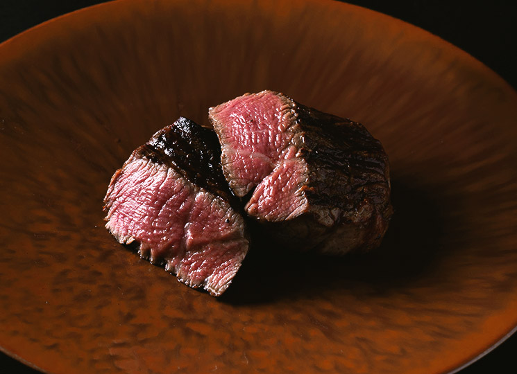 「霧峰牛」やジビエの炭火焼き