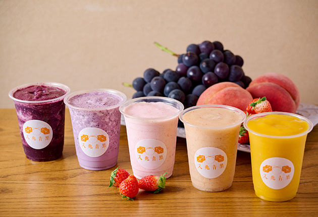 甲府駅・甲州夢小路にあるおしゃれカフェ『入兆青果』の口コミレポート。完熟バナナジュース・旬のフルーツパフェが観光や食べ歩きに人気、ペットの同伴OK!