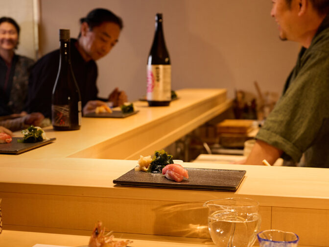 写真：木の温もりに包まれた店内で味わう、極上の握りと一品料理