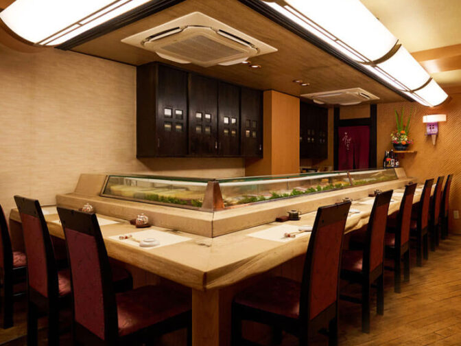 カウンター席で味わう本格江戸前寿司