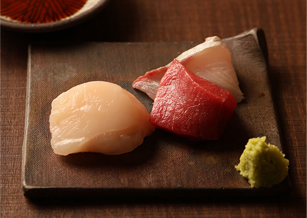 本マグロ・シマアジ・ホタテの3種類の刺身がお通し