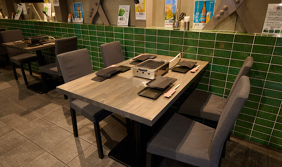 写真：接待や会食にも使いやすい落ち着いたテーブル席