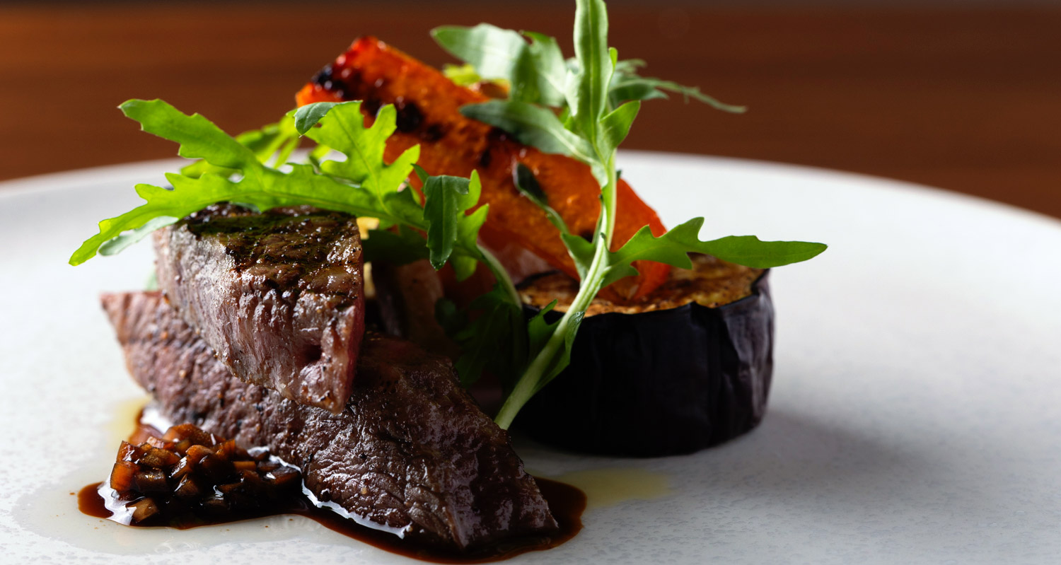 写真:色鮮やかな旬野菜を使った一皿