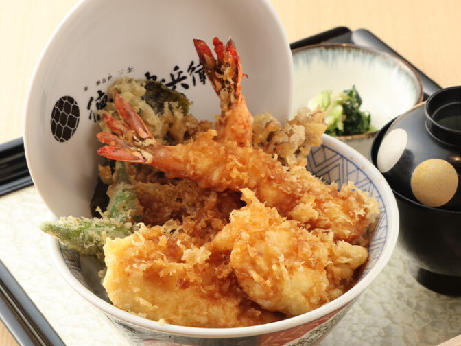 三河湾産の肉厚な穴子と旨味の強い奥三河どりを使用した天丼