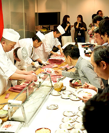 人気の出張まぐろ解体ショー