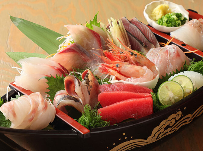 写真：新鮮な魚介をふんだんに使った刺身盛り合わせ