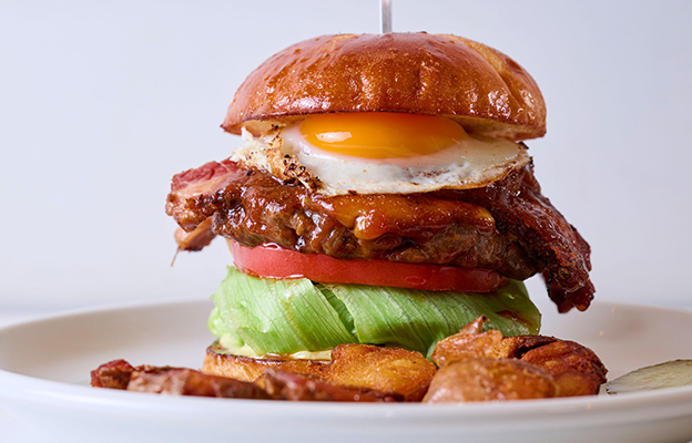 自家製の燻製マヨネーズとトマト、グリルドオニオンが入ったボリュームたっぷりのハンバーガー