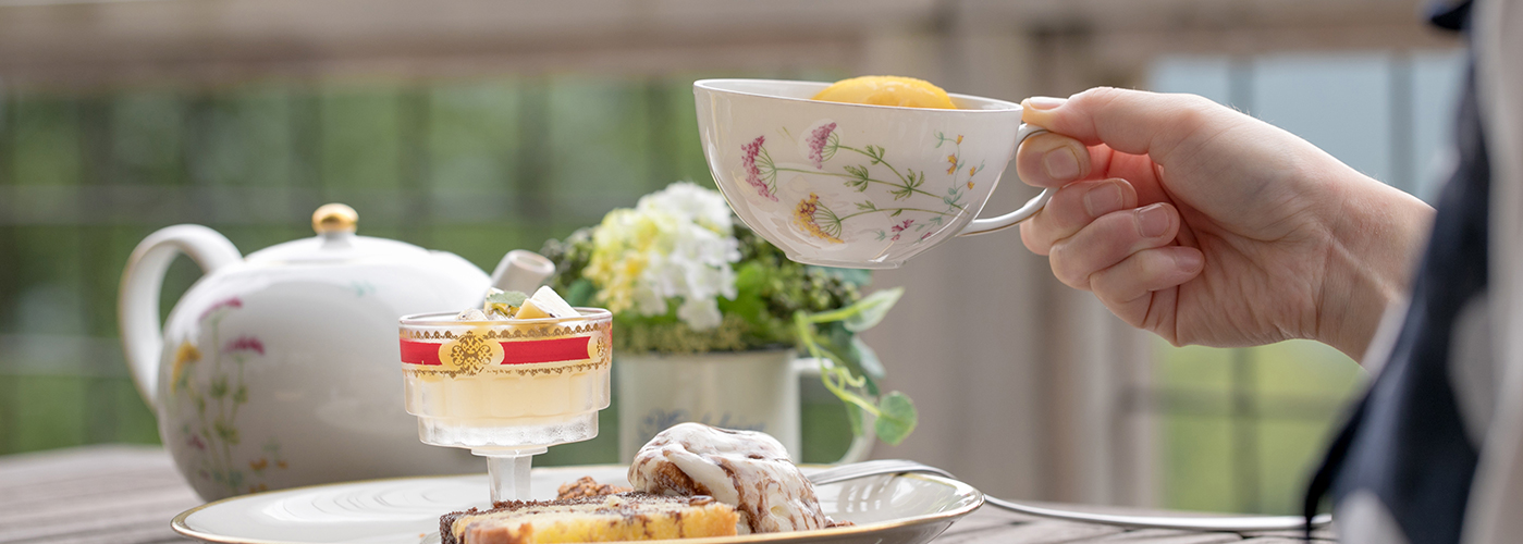 澄んだ空気と静けさに包まれた場所で満喫するコーヒーや食事