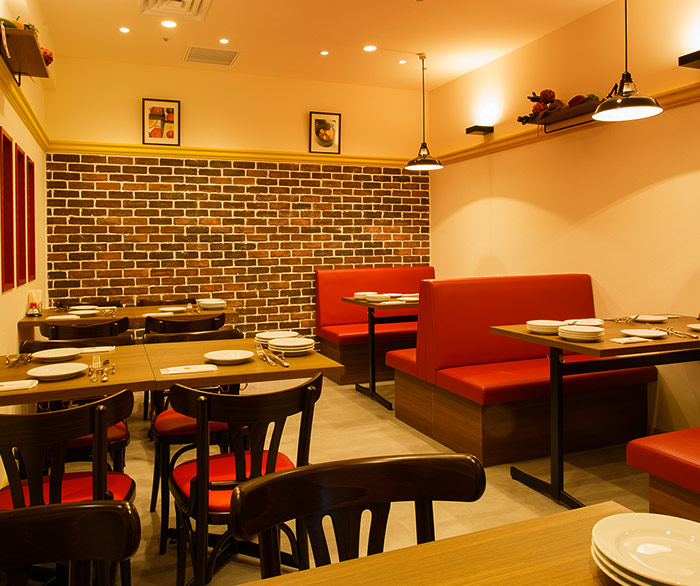 木目を基調とした温かみのある店内