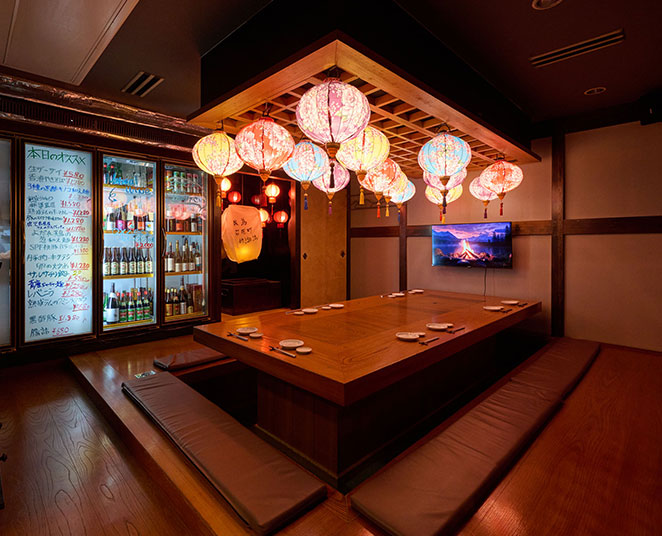 提灯の明かりが灯るノスタルジックな店内