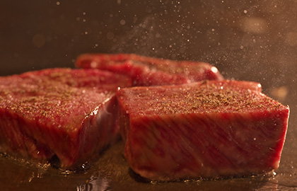 香ばしい香りが漂う炭火焼きの様子