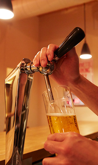 プロの技で注がれる極上のビール
