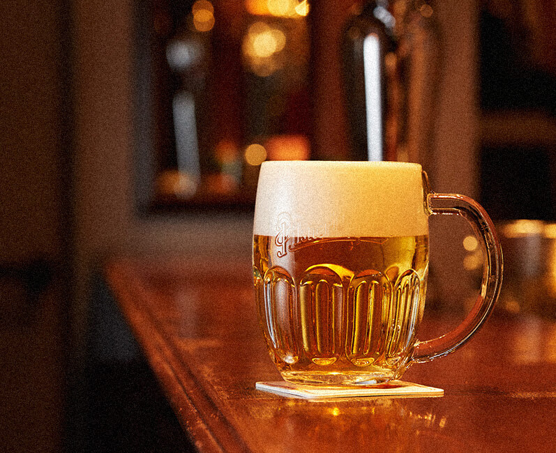 ピルスナーウルケルと共に、本格的なチェコ伝統料理を堪能できるダイニングバー