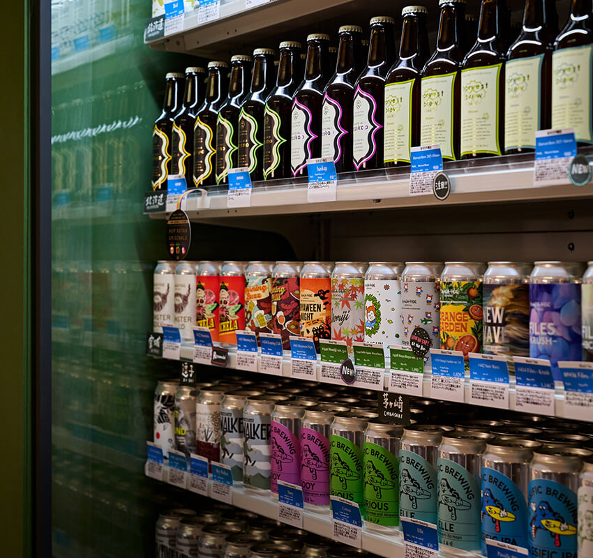 クラフトビールのボトルショップも併設、全国各地の個性豊かな銘柄は常時100種類以上