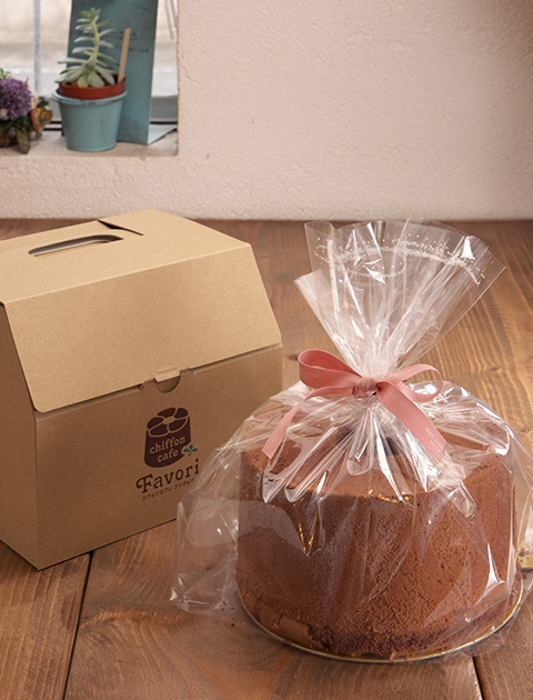可愛らしいラッピングが施されたのシフォンケーキはギフトにおすすめ