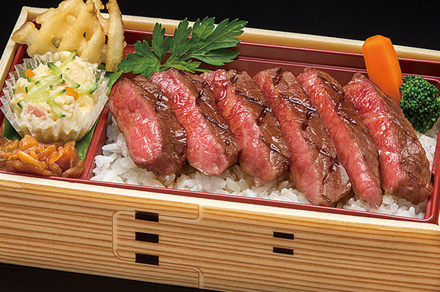 人気の肉料理「ステーキ弁当」