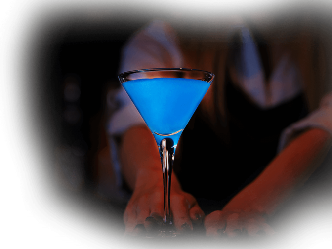 アニメの世界をイメージした色鮮やかなオリジナルカクテル