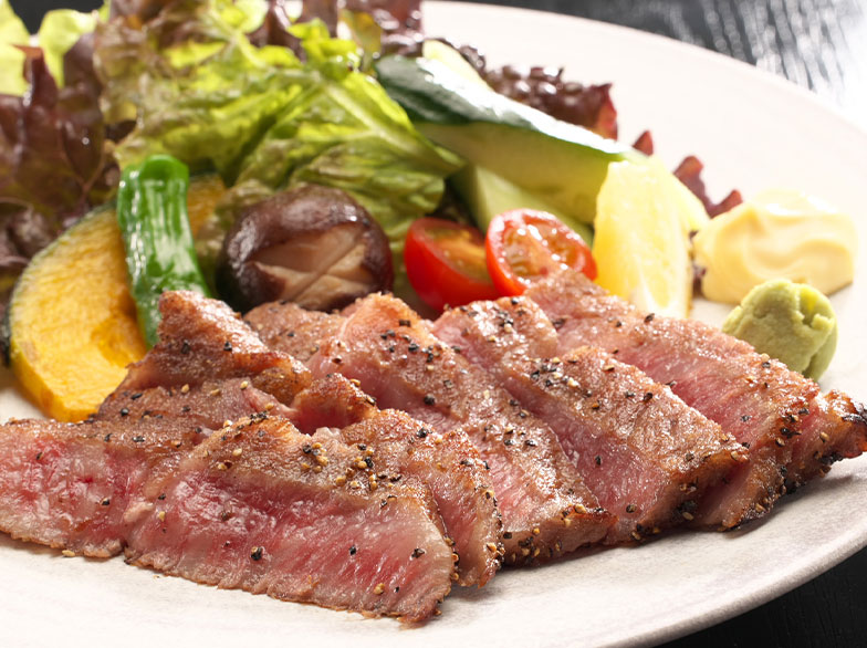 飛騨牛を贅沢に使用したサーロインステーキ