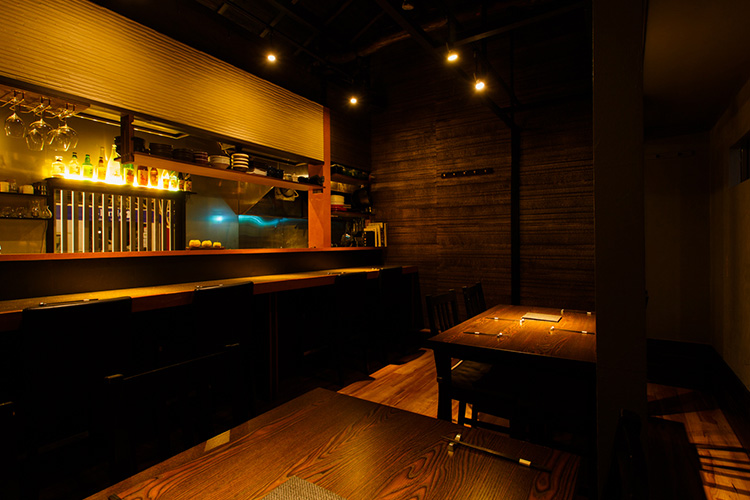 枇杷の木がシンボル。アンティークが並ぶ落ち着いた雰囲気の店内