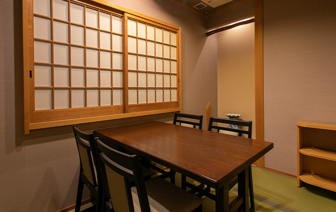 落ち着いた古民家風和食処
