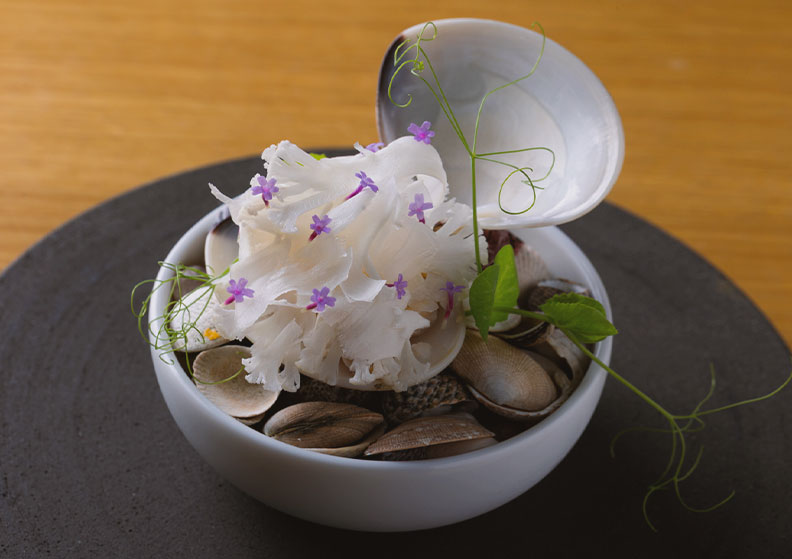 和食の繊細さとフレンチの華やかさを兼ね備えた料理の数々