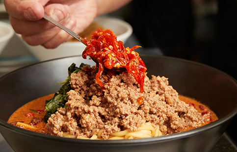 真っ赤なスープが挑戦欲をそそる地獄の担担麺シリーズ