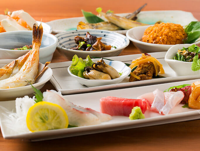 季節の逸品や刺身が楽しめる飲み放題付きの宴会コース