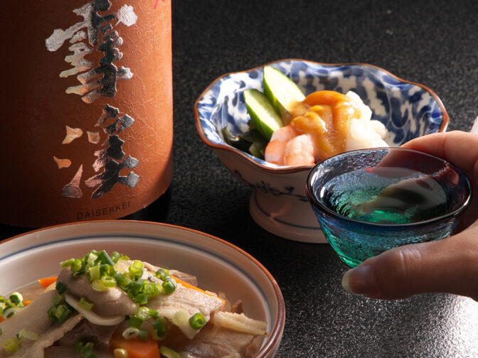 松本名物の山賊焼きをはじめ、新鮮な馬刺しや名物の煮込みなどの一品料理を地酒とともに満喫