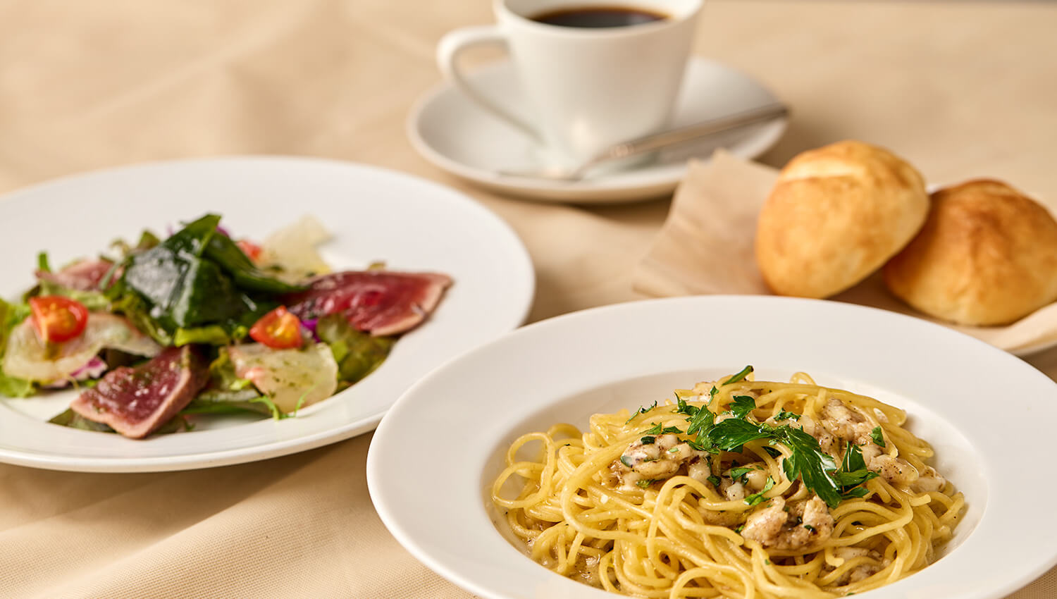 彩り豊かな前菜盛り合わせから始まる、満足度の高いランチコース