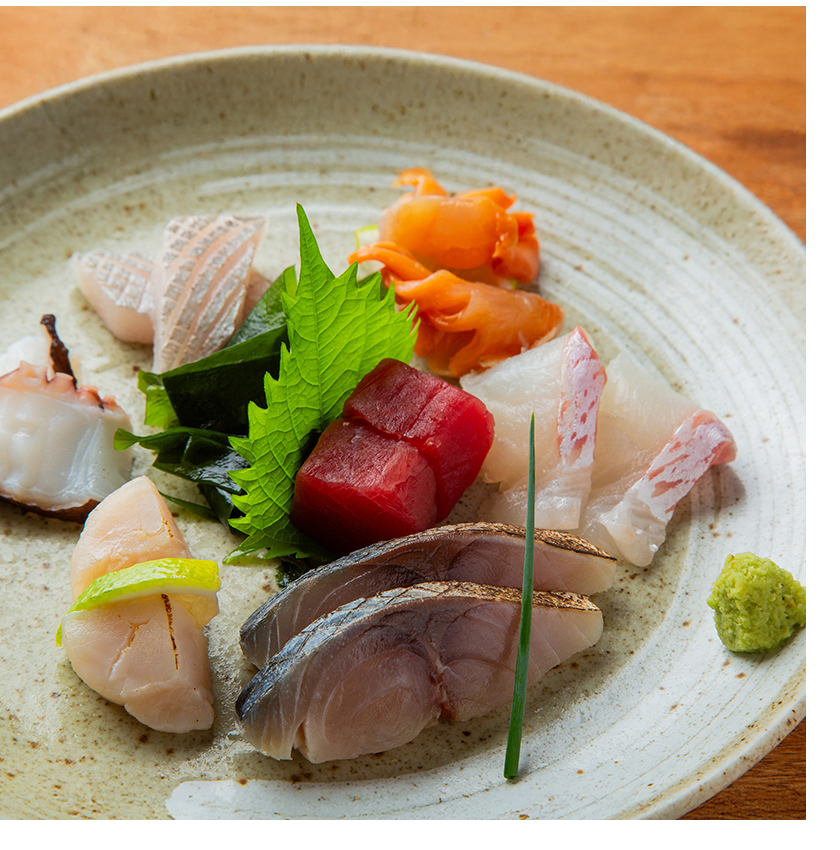 卸売市場から直送される鮮度抜群の刺身盛り合わせ